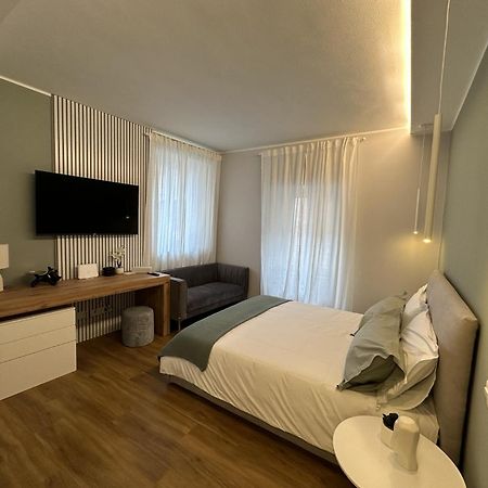 The Captain'S Apartments Sirocco - City Center Leonardo Academy Sesto Calende Bagian luar foto