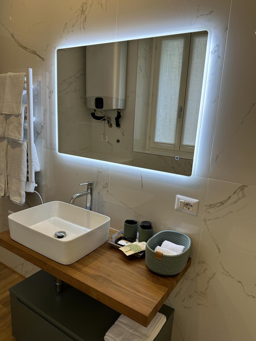 The Captain'S Apartments Sirocco - City Center Leonardo Academy Sesto Calende Bagian luar foto