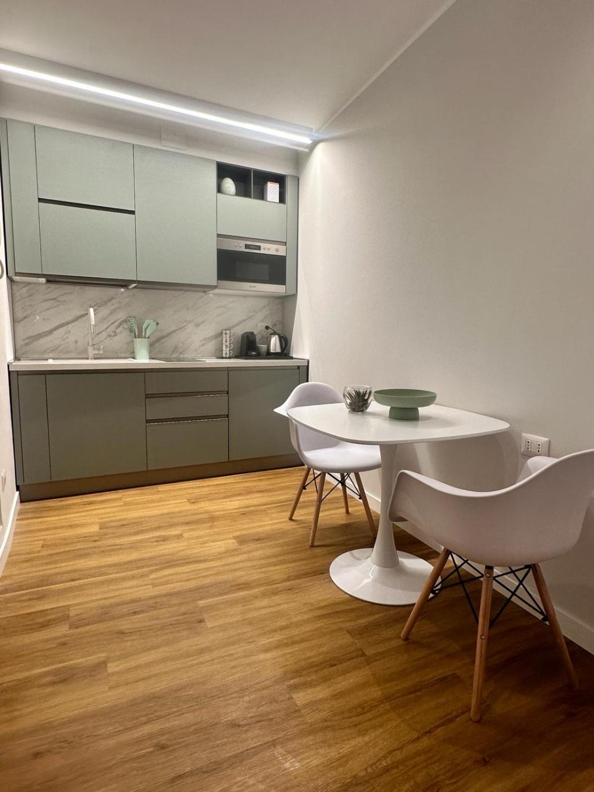 The Captain'S Apartments Sirocco - City Center Leonardo Academy Sesto Calende Bagian luar foto