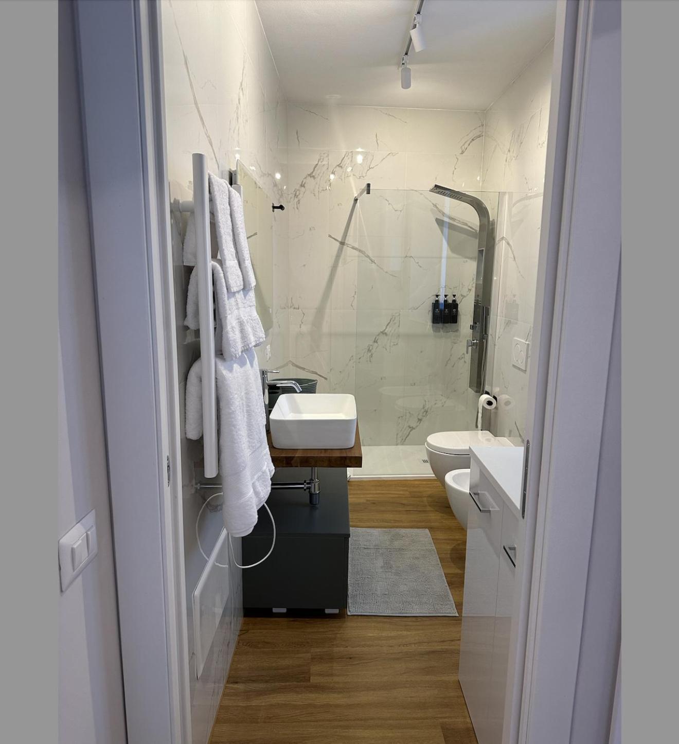 The Captain'S Apartments Sirocco - City Center Leonardo Academy Sesto Calende Bagian luar foto