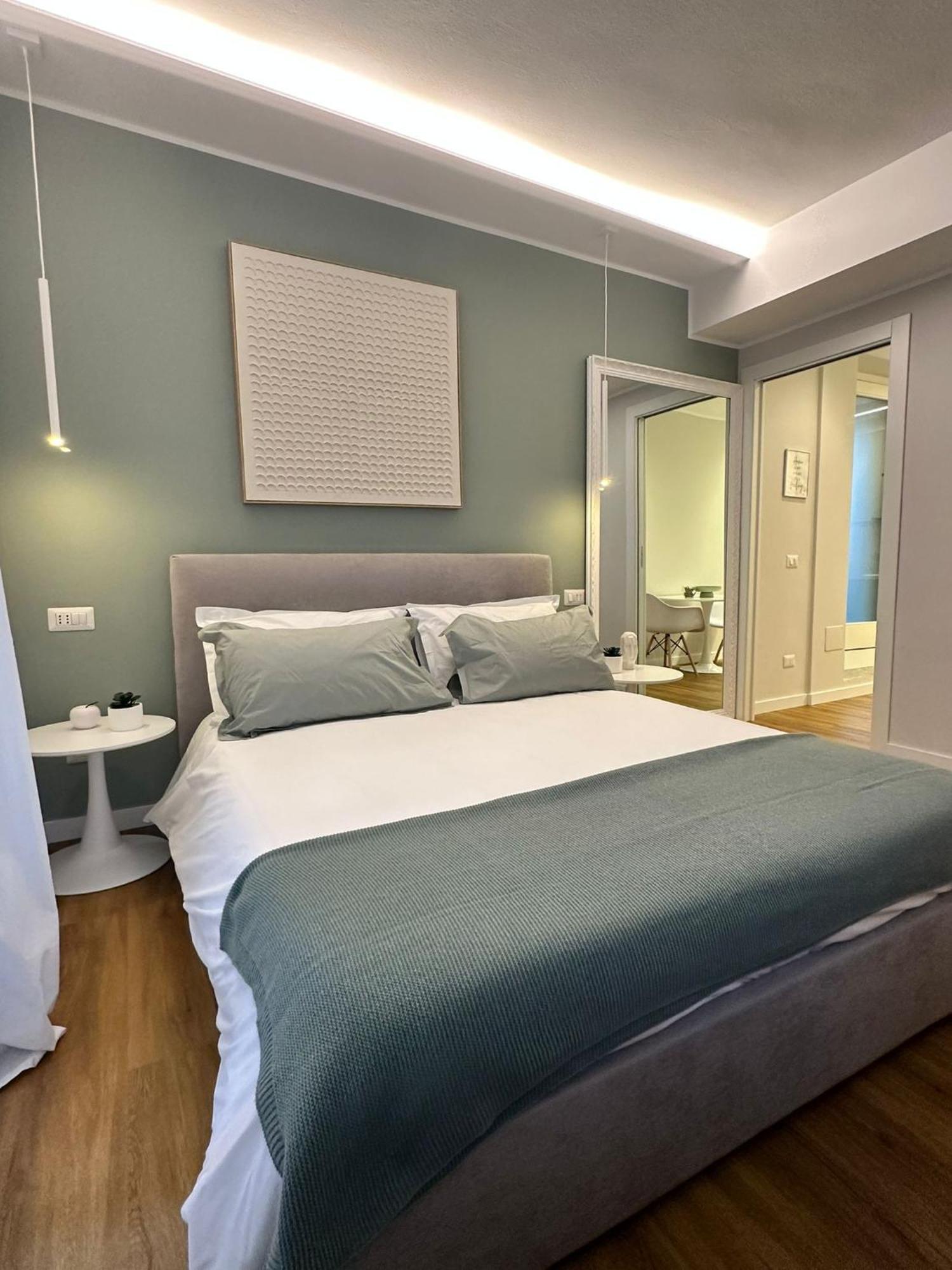 The Captain'S Apartments Sirocco - City Center Leonardo Academy Sesto Calende Bagian luar foto