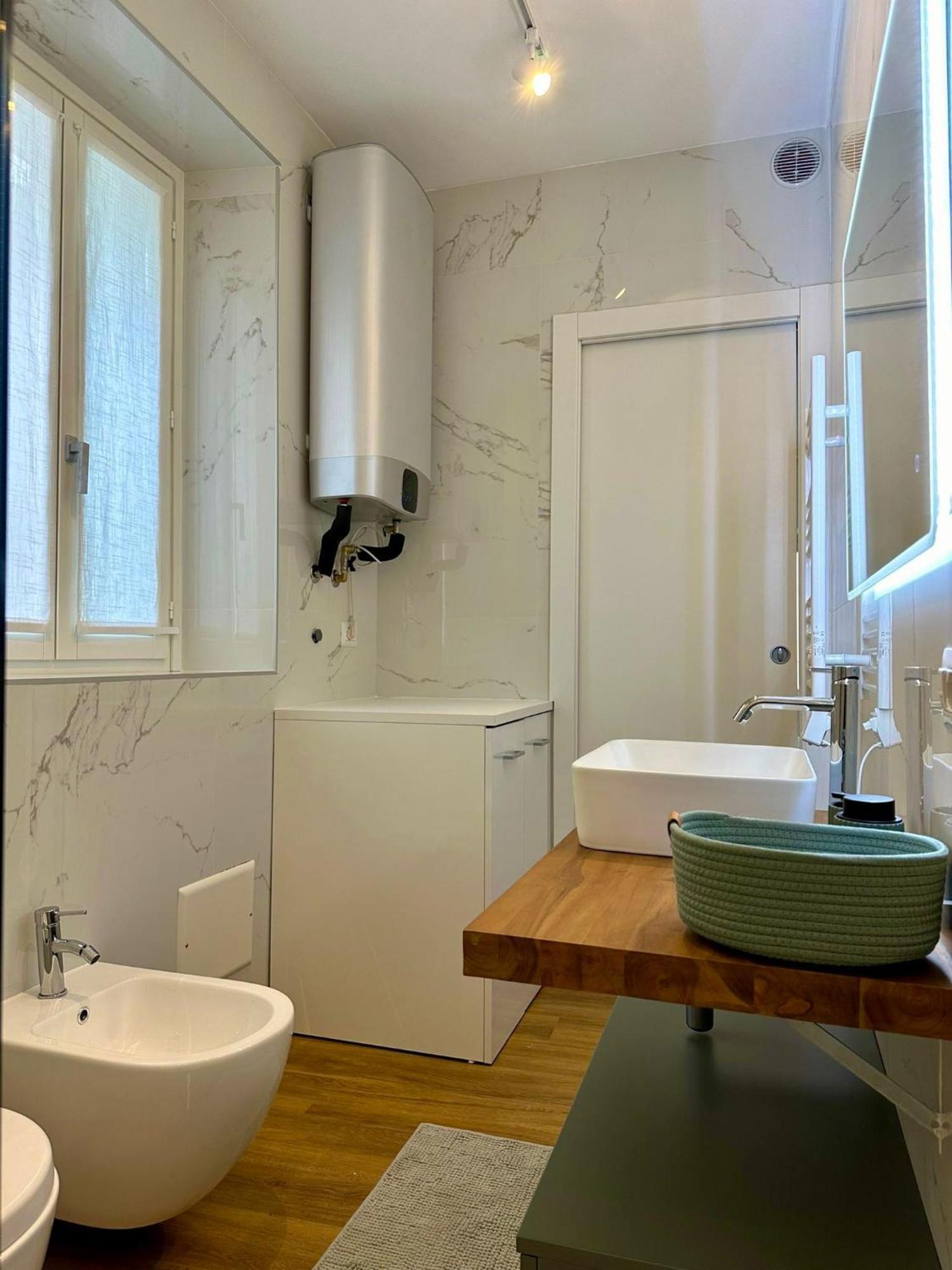The Captain'S Apartments Sirocco - City Center Leonardo Academy Sesto Calende Bagian luar foto