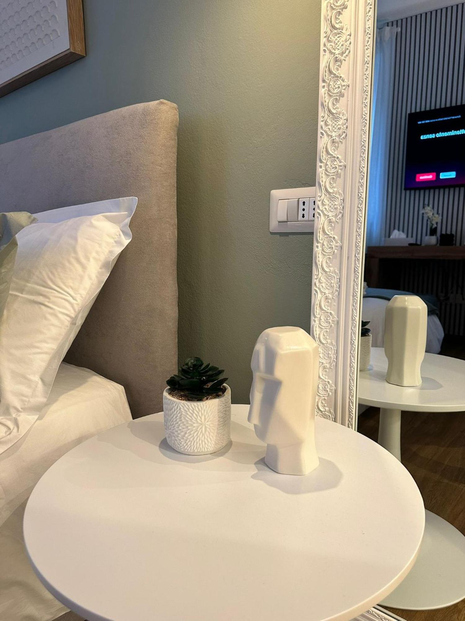 The Captain'S Apartments Sirocco - City Center Leonardo Academy Sesto Calende Bagian luar foto